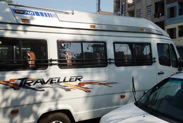 14+1 seater luxury tempo traveller in delhi